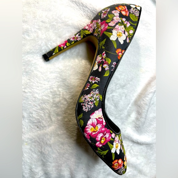 Jessica Simpson Shoes - Jessica Simpson Veronica black, floral heels. Size 8